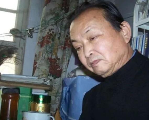 2004年12月，金三角贩毒集团的一名卧底警察在经过海关时突然被拦下，那人低声说