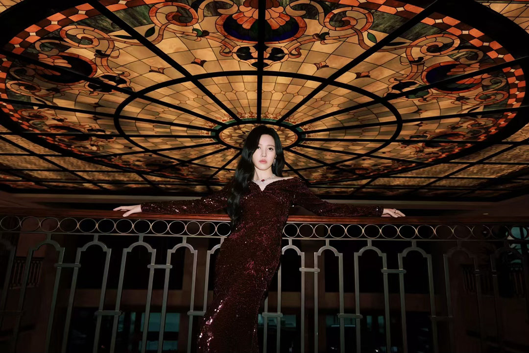 杨子姗在上海外滩美得像油画上海外滩雨后杨子姗美人鱼造型出现在上海外滩拍的这组照片