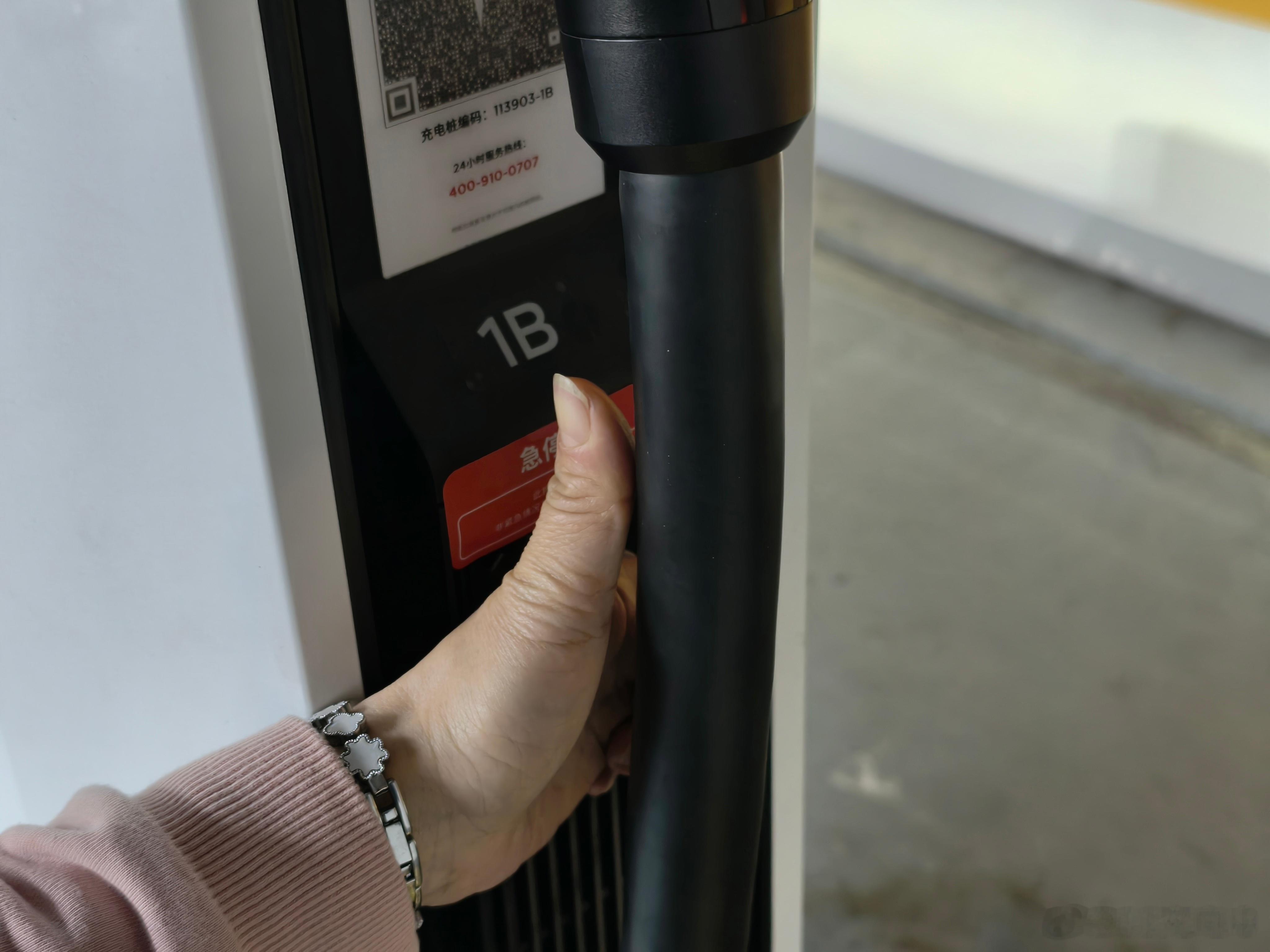 没想到第一次遇到特斯拉 V4 超充桩是在衢州银泰城的地库。新的桩体相比 V3 的