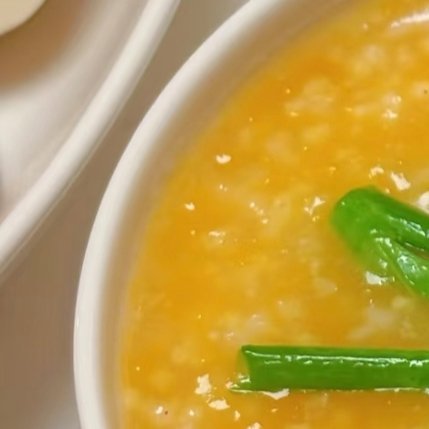 早安，清晨一碗热粥，温暖从胃里蔓延到心底。养胃小米南瓜粥 + 水煮蛋 + 菜苔主