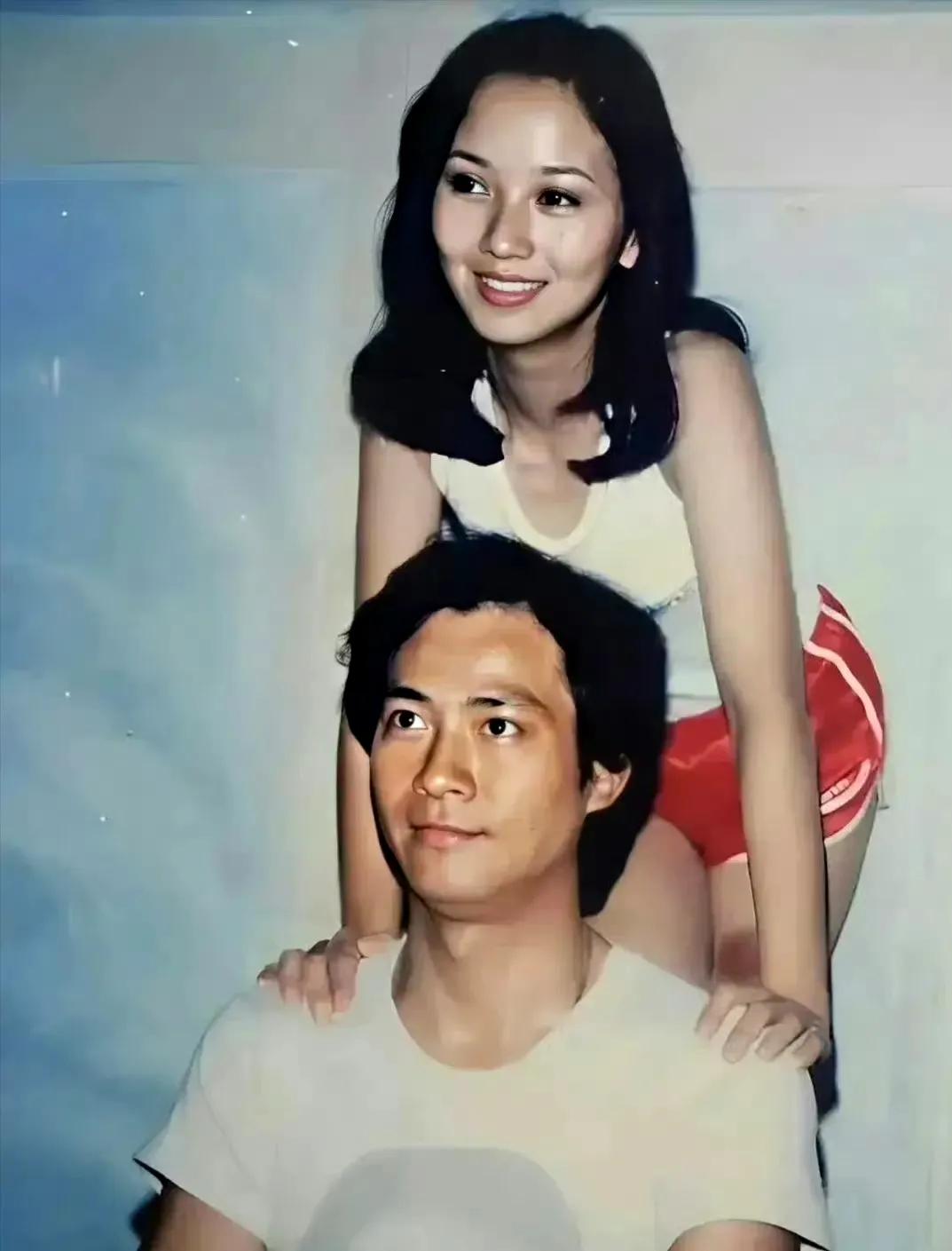 1979年，年轻的郑少秋和赵雅芝，一张罕见的留影，这一年他们拍摄了著名的电视剧《