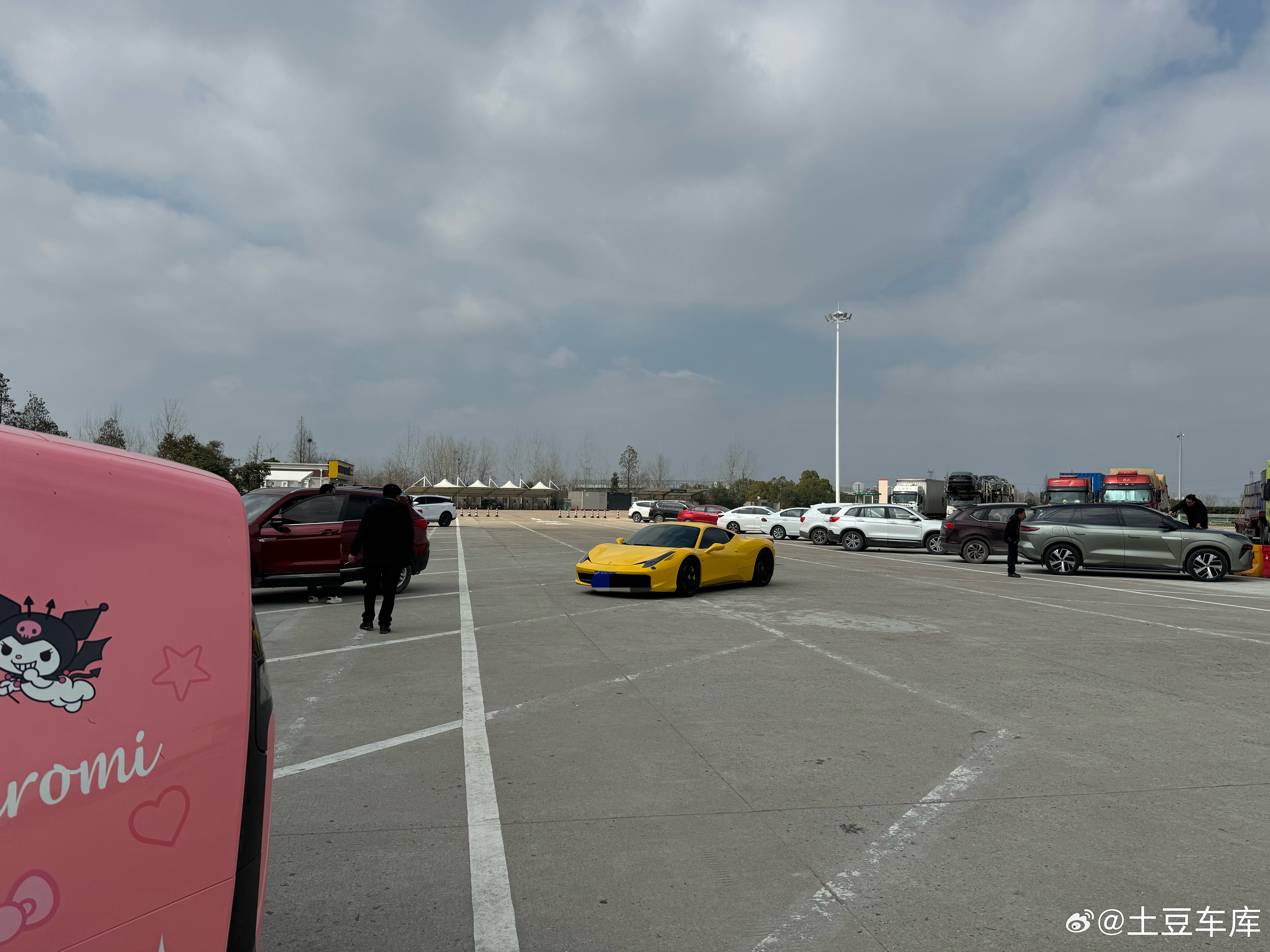 这法拉利停在服务区路中间 