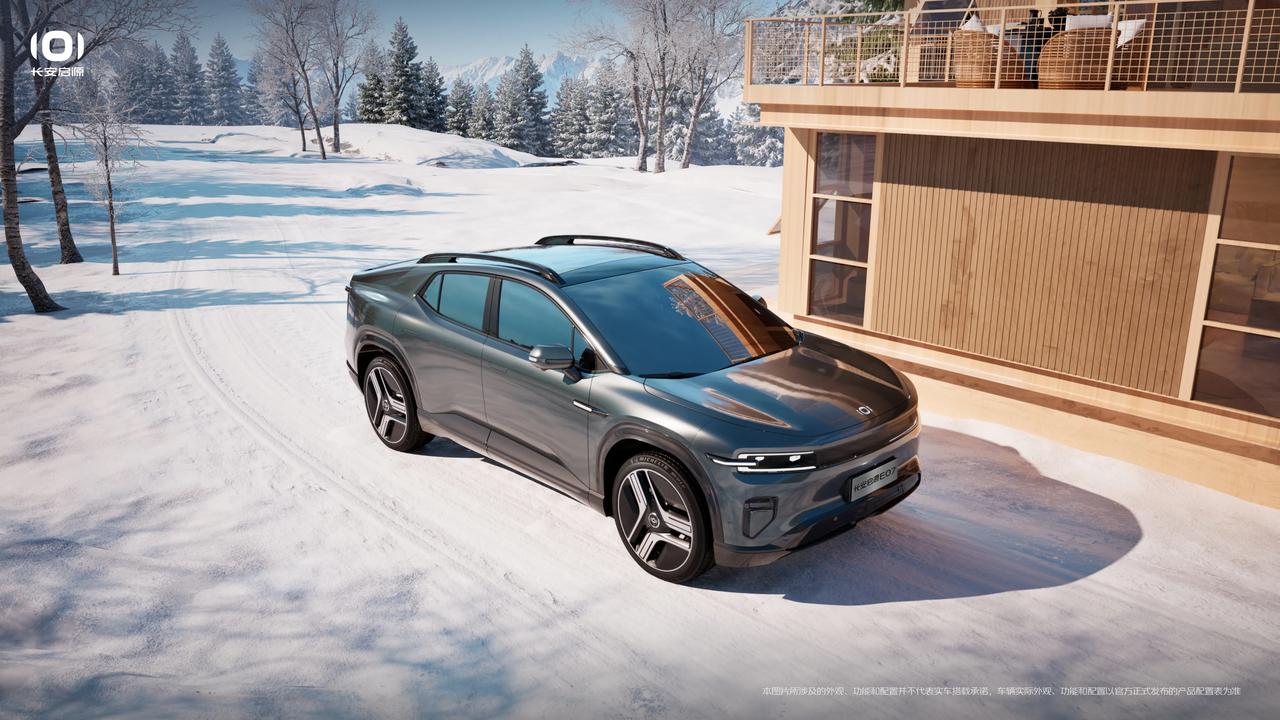 初见长安启源 E07，便被它那非凡的气质所震撼。它静静地伫立在那里，犹如一位优雅