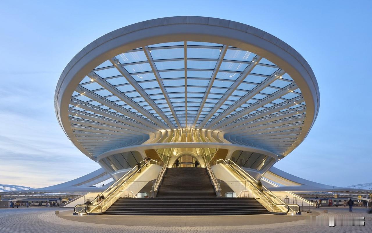 比利时蒙斯市的蒙斯火车站（Gare de Mons）

该车站由西班牙著名建筑师