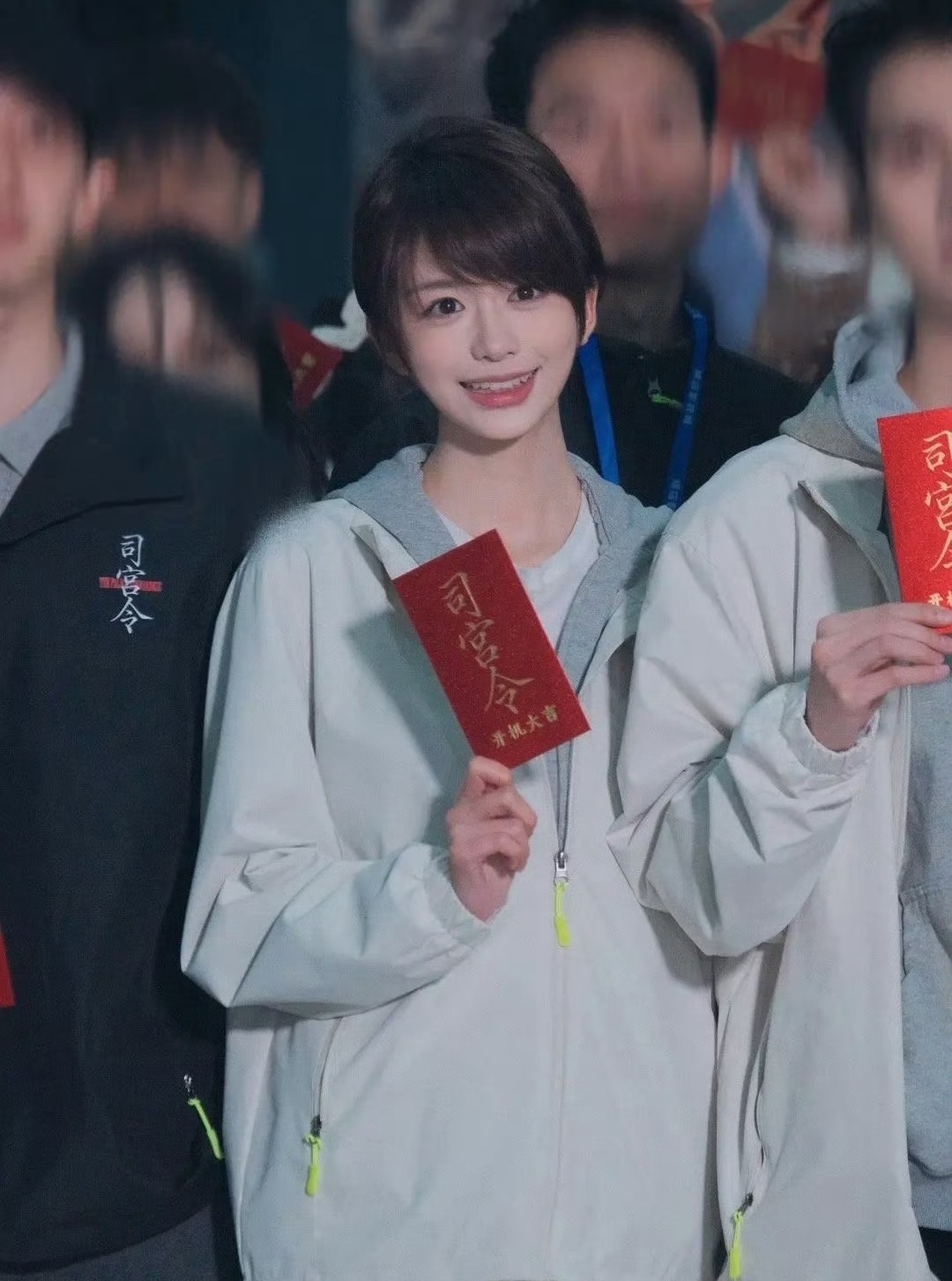 据说黄晓明新签的艺人刚官宣进组《司宫令》，开机图也出来了。清爽利落的短发、灵动的