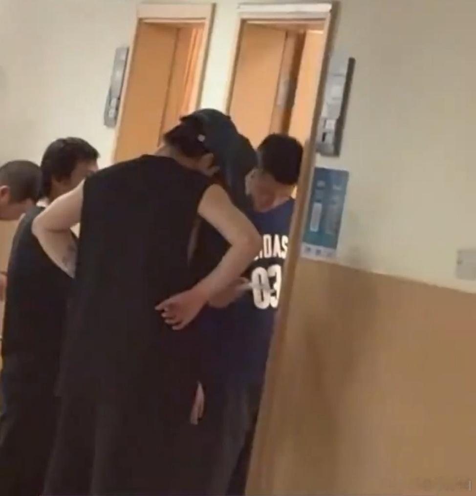 何与打球途中紧急就医何与打球突发不适紧急就医何与打球途中突然身体不舒服，紧急去医