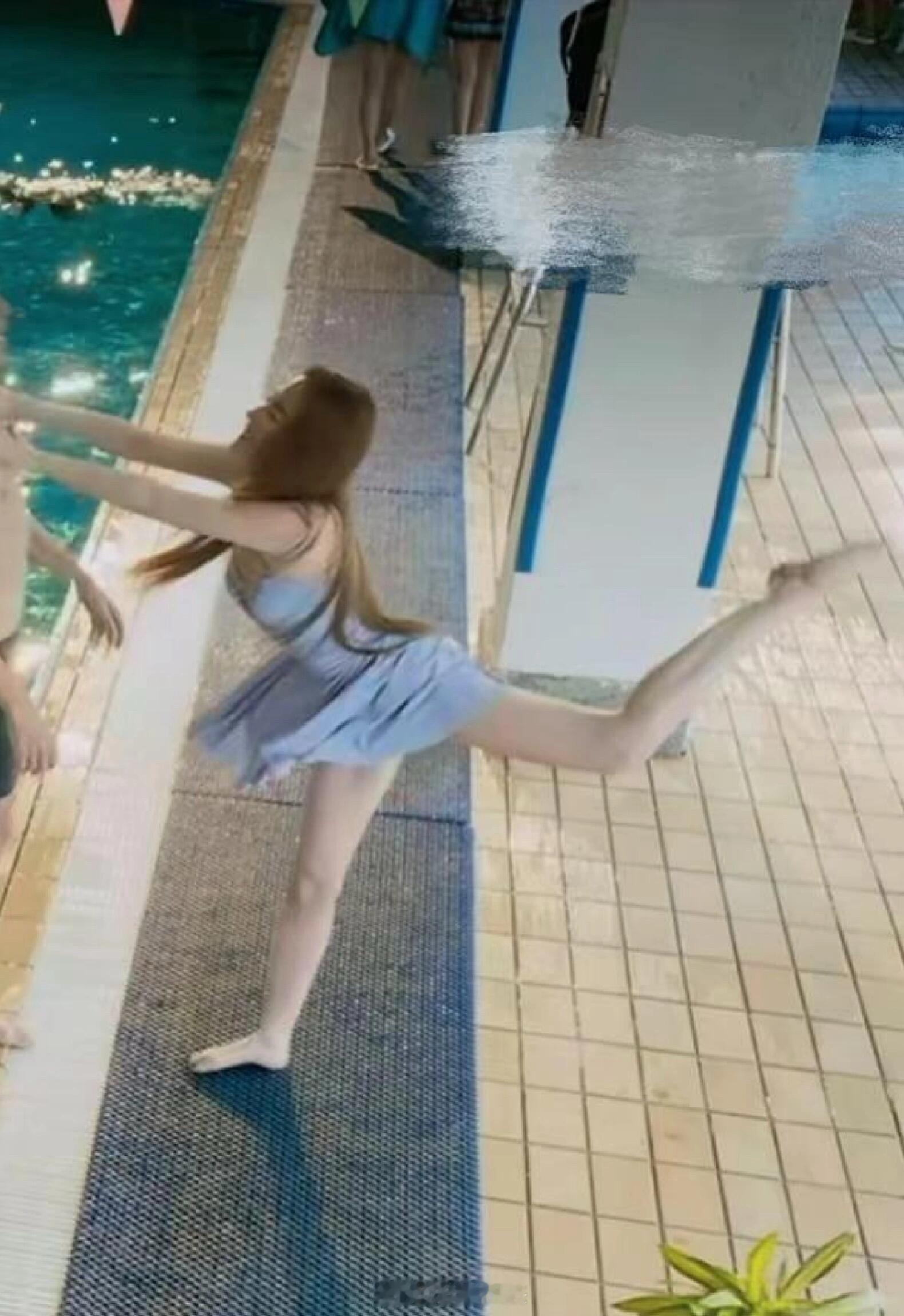 好喜欢刘亦菲后踢腿时 小腿上的线条啊 