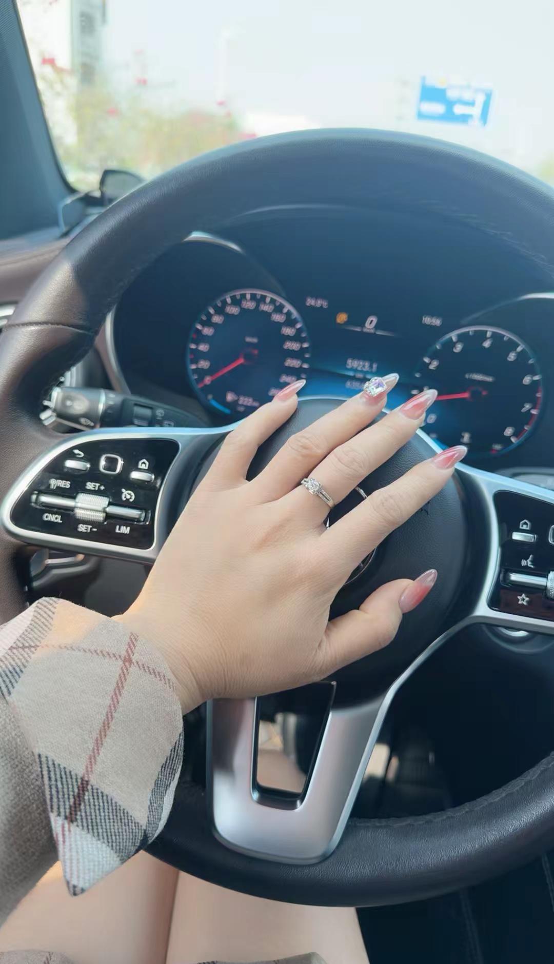 以简单的心，走自己的路，看自己的风景，过自己的生活，不羡慕，不嫉妒，平凡没事 只