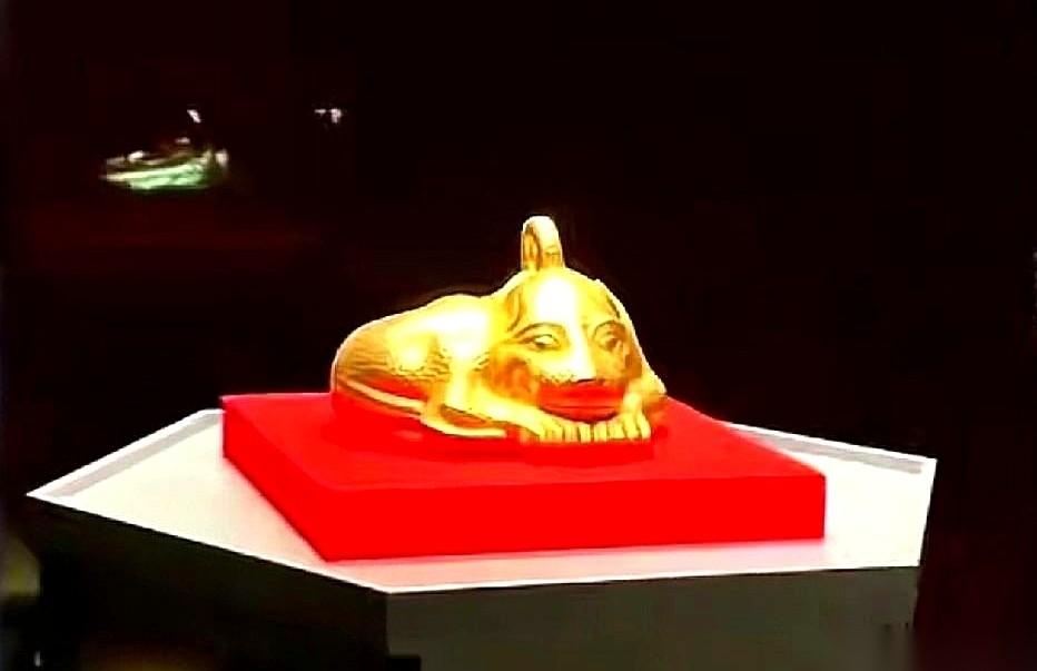 我天，刚刷到一个帖子，说南京博物院那尊18斤重的西汉金兽，“掉色”了。
照片拍得