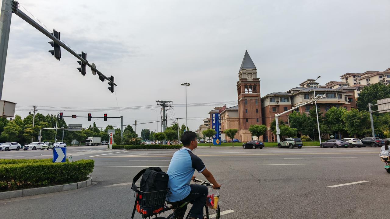 这座县域小城规模不输地级城市，街道宽阔平坦，路上车水马龙，楼宇气派恢宏。

正值
