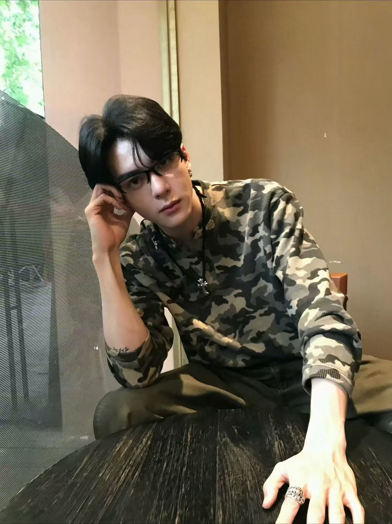 曾舜晞自己掐了自己曾舜晞这是什么拍照姿势 快去告诉曾威航，这里有人掐曾舜晞脖子！