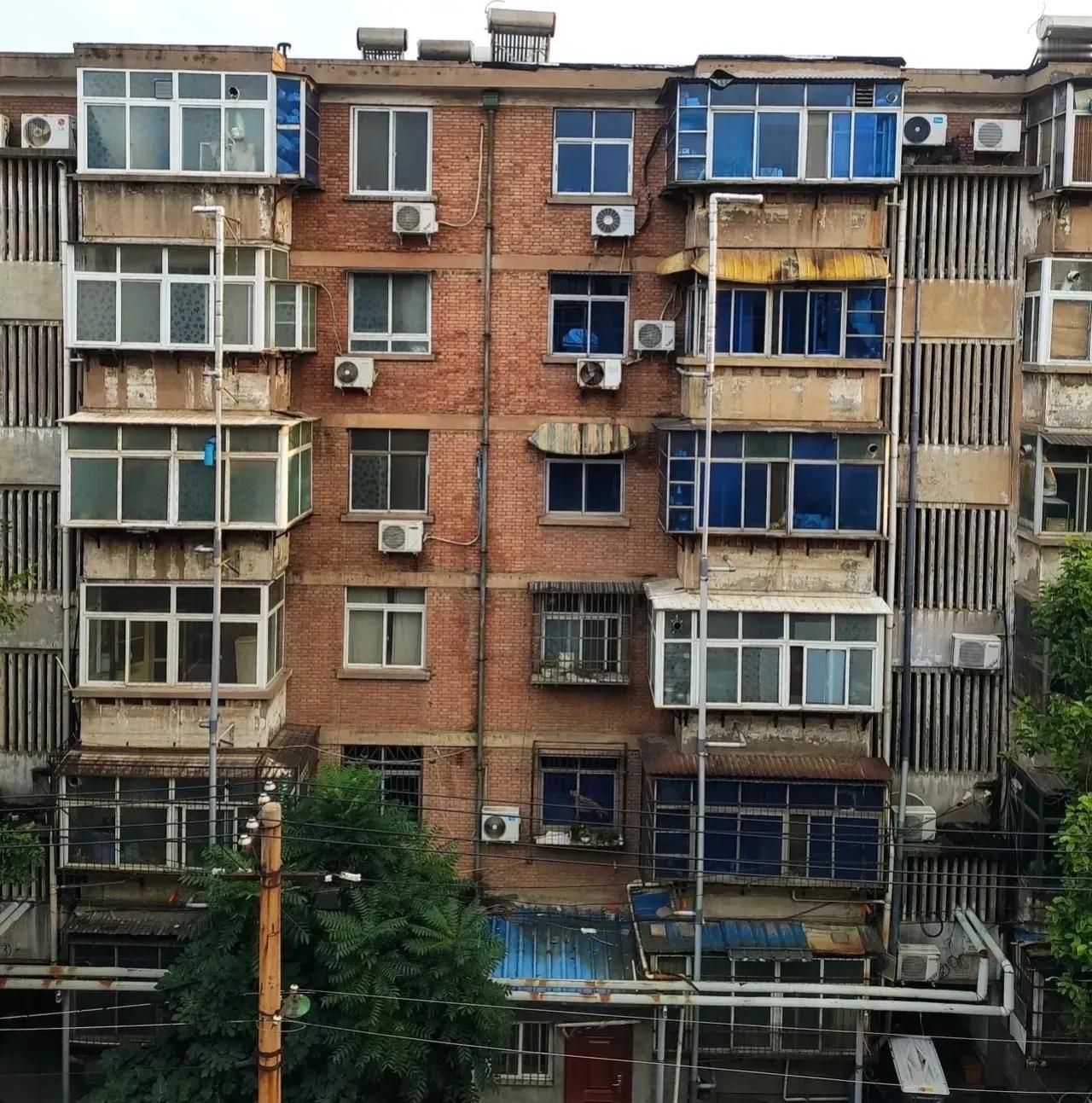 因为香港大楼着火一事，才了解到，原来香港高楼维修，是由各家各户缴纳一定费用来维修