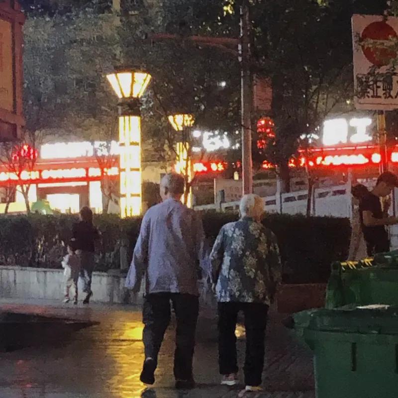 老夫老妻相伴走过五十年，肯定还有话说。我家隔壁老两口，结婚都五十多年了，每天还能