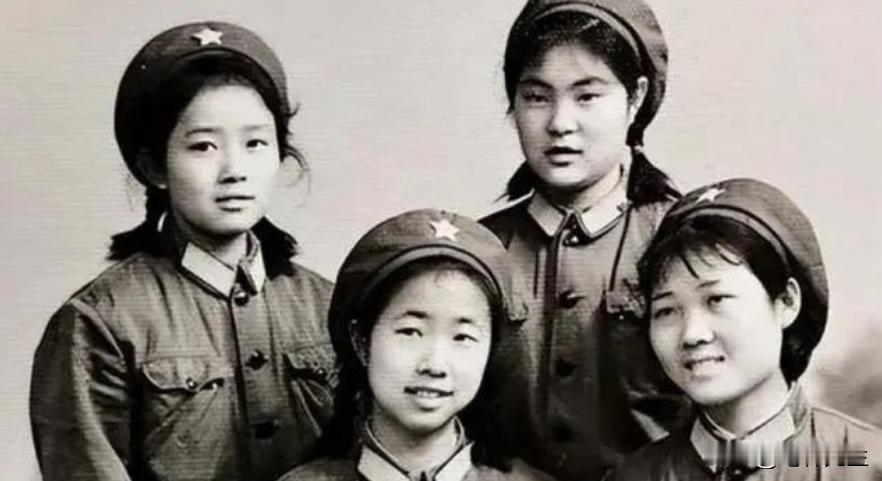 1951年，朝鲜战场，5名女战士被美军围堵，主动投降，却从此音讯全无。50年后，