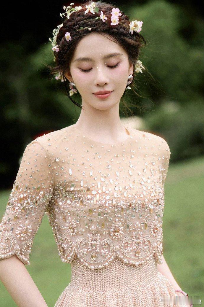 刘诗诗宛若林间精灵，刘亦菲宛如九天仙女，虽无血缘，气质神似一对表姐妹。 