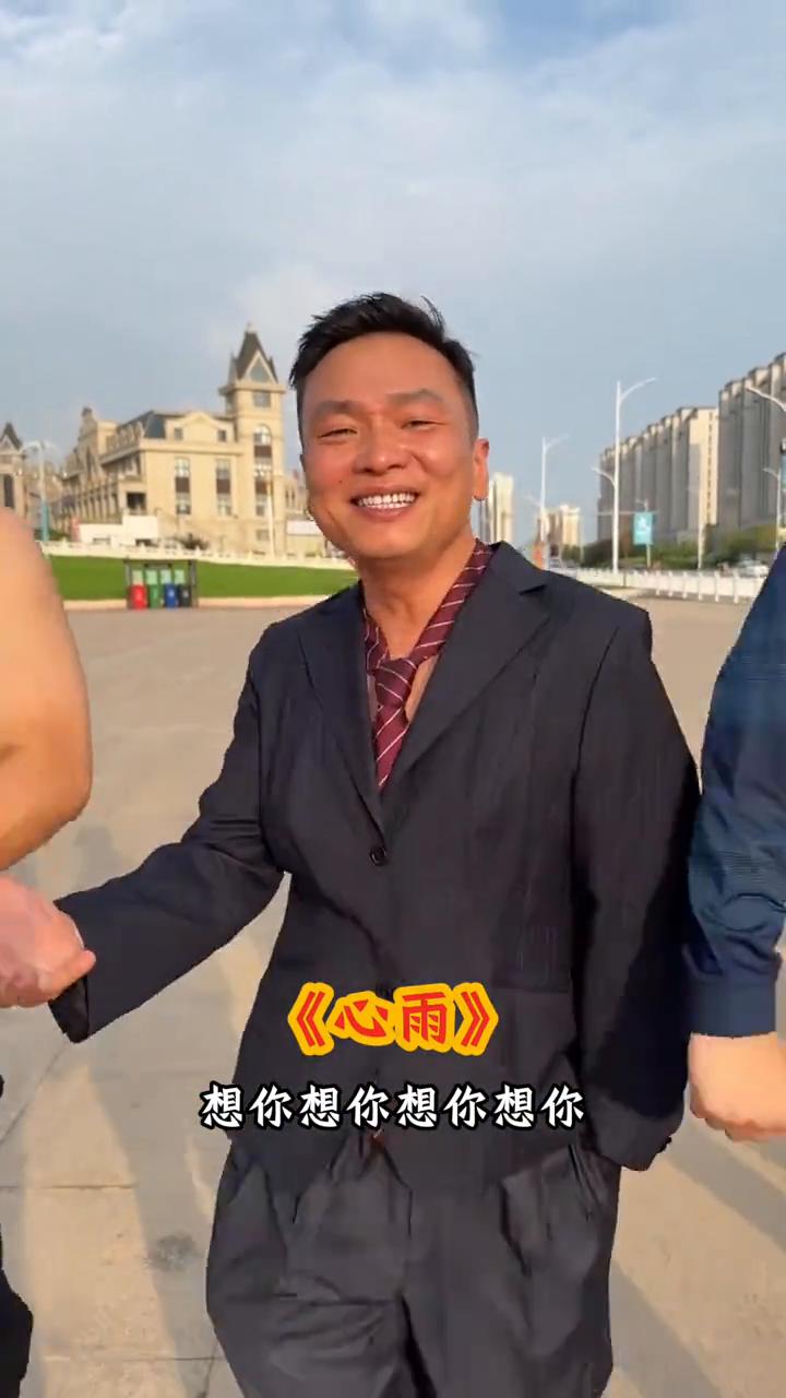 八十年代经典歌曲串烧。
就在我身边，露出月亮下面，我们一起来摇呀摇太阳。