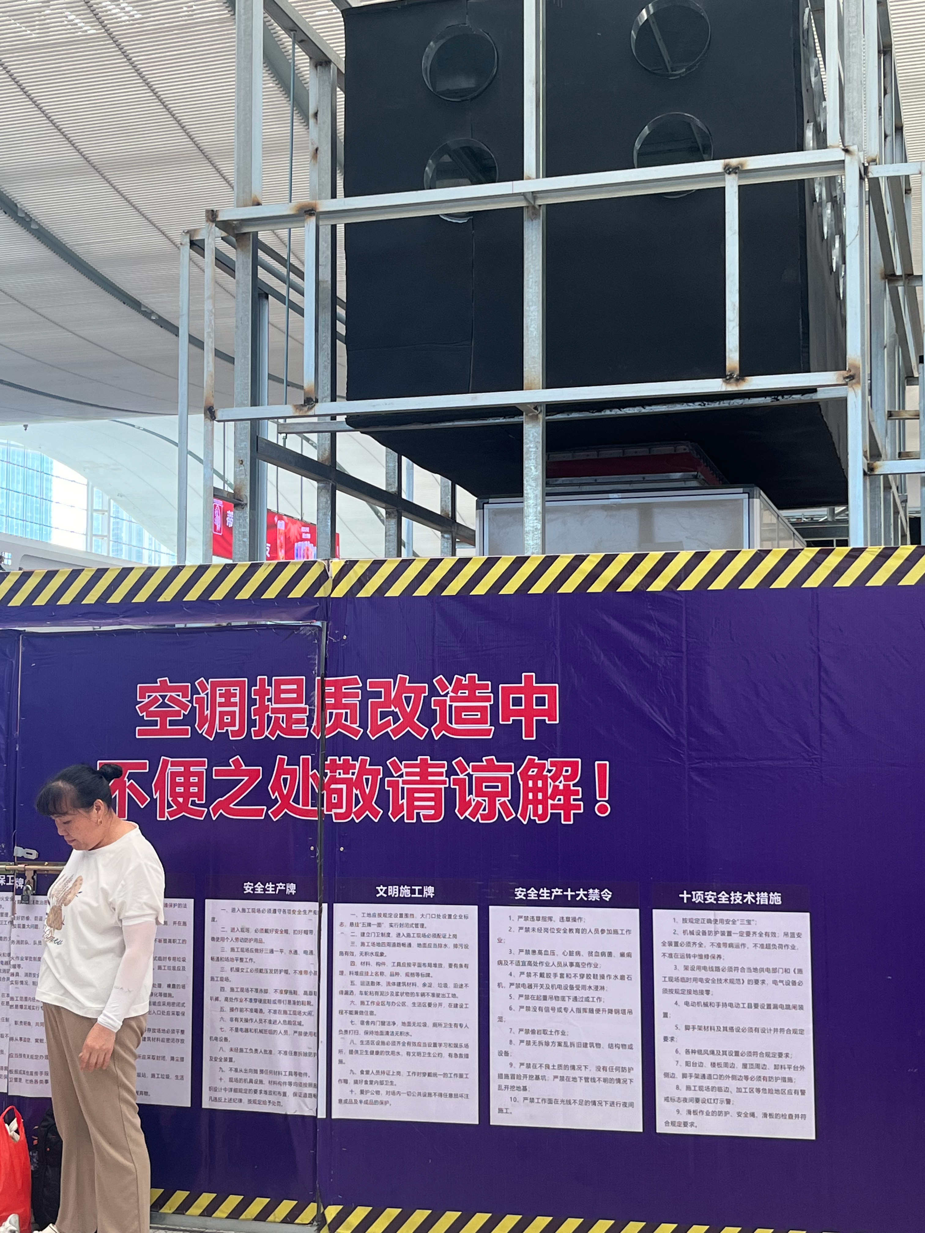 表扬一下深圳北站，终于知道自己的站有多热了吧？之前深圳北站真的热的不行，跟桑拿房