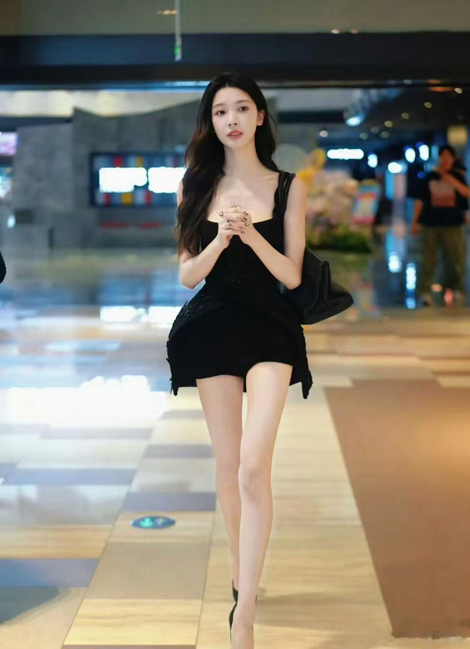 易梦玲大小腿一样细 双腿线条十分优越，大小腿粗细统一，一举一动尽显曼妙姿态。 