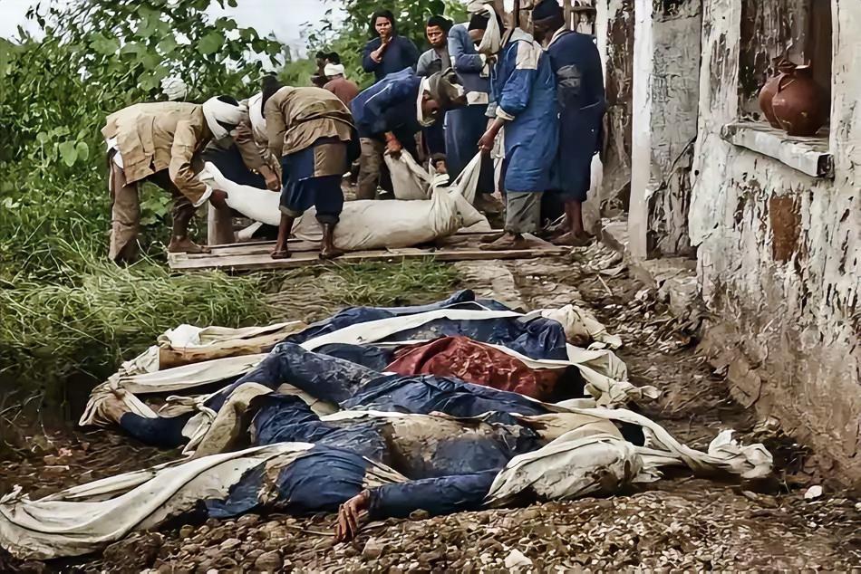 1949年12月，重庆歌乐山，新政府组织民众挖掘“11·27”大屠杀中遇难烈士遗