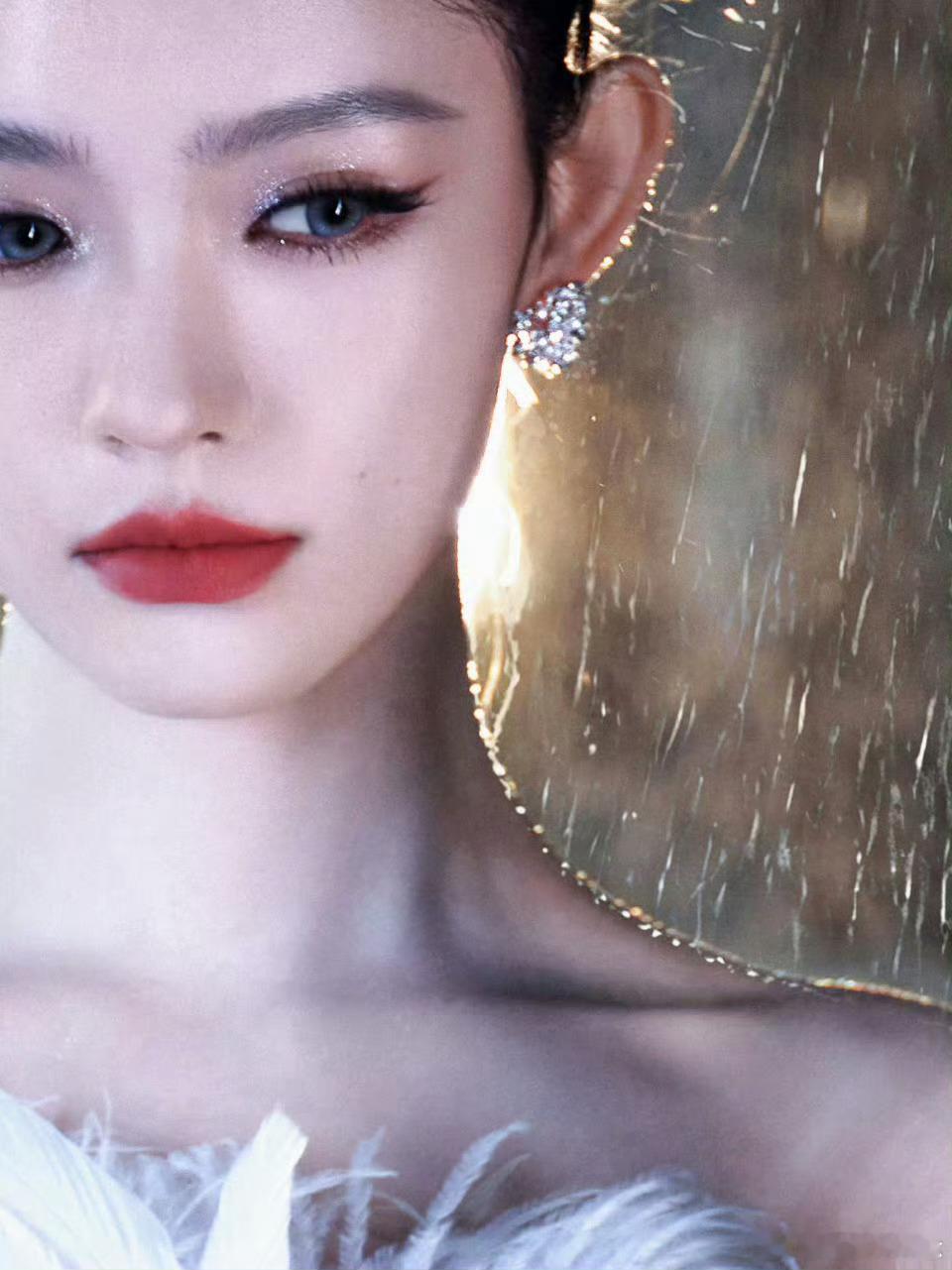 林允连美瞳都是细节 林允这细节控狂喜！蓝美瞳配黑亮片裙摆，冷艳与轻盈切换自如～ 