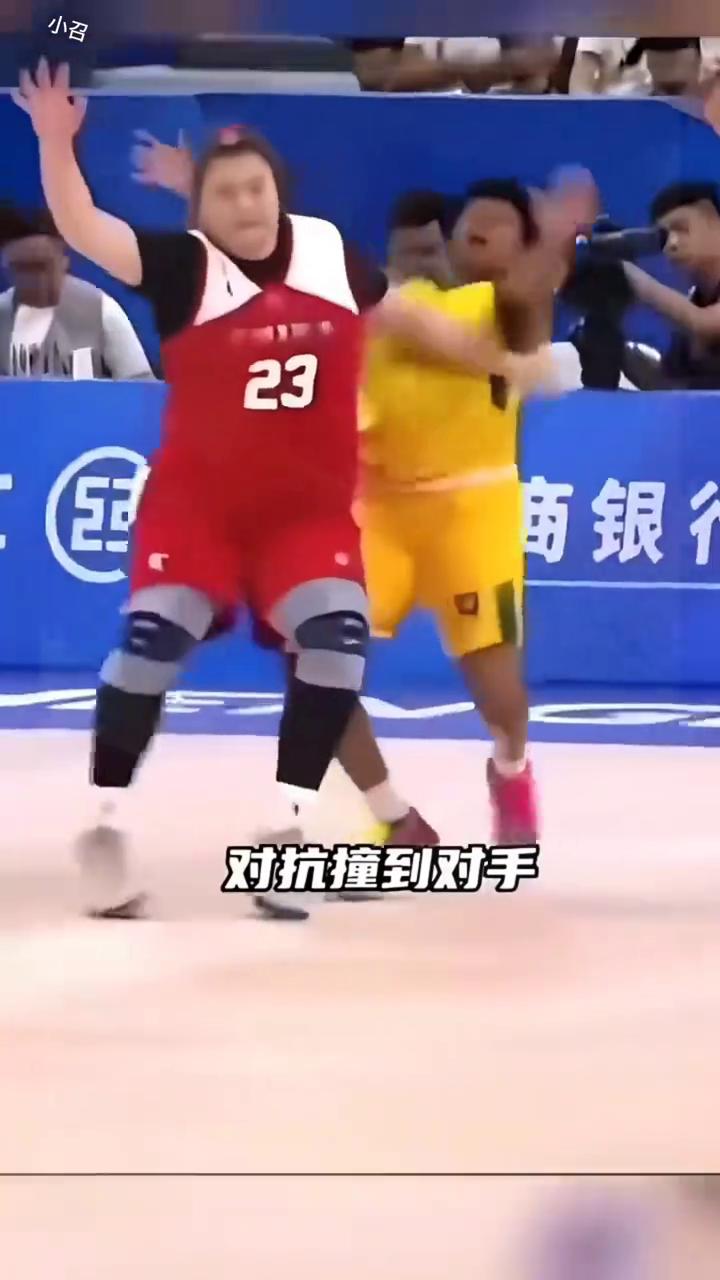 大宝贝出场，撞她。撞死她，自己纹丝不动，其他人飞了，一碰就倒，拦不住。太难了，直