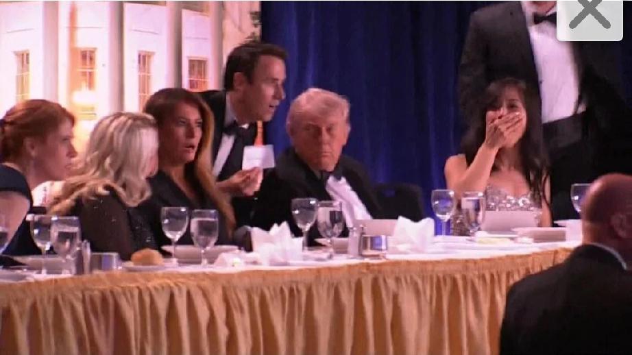 特朗普晚宴被袭现场图片曝光！晚宴上多次传出枪声，特朗普总统被特勤局护送退席，美媒