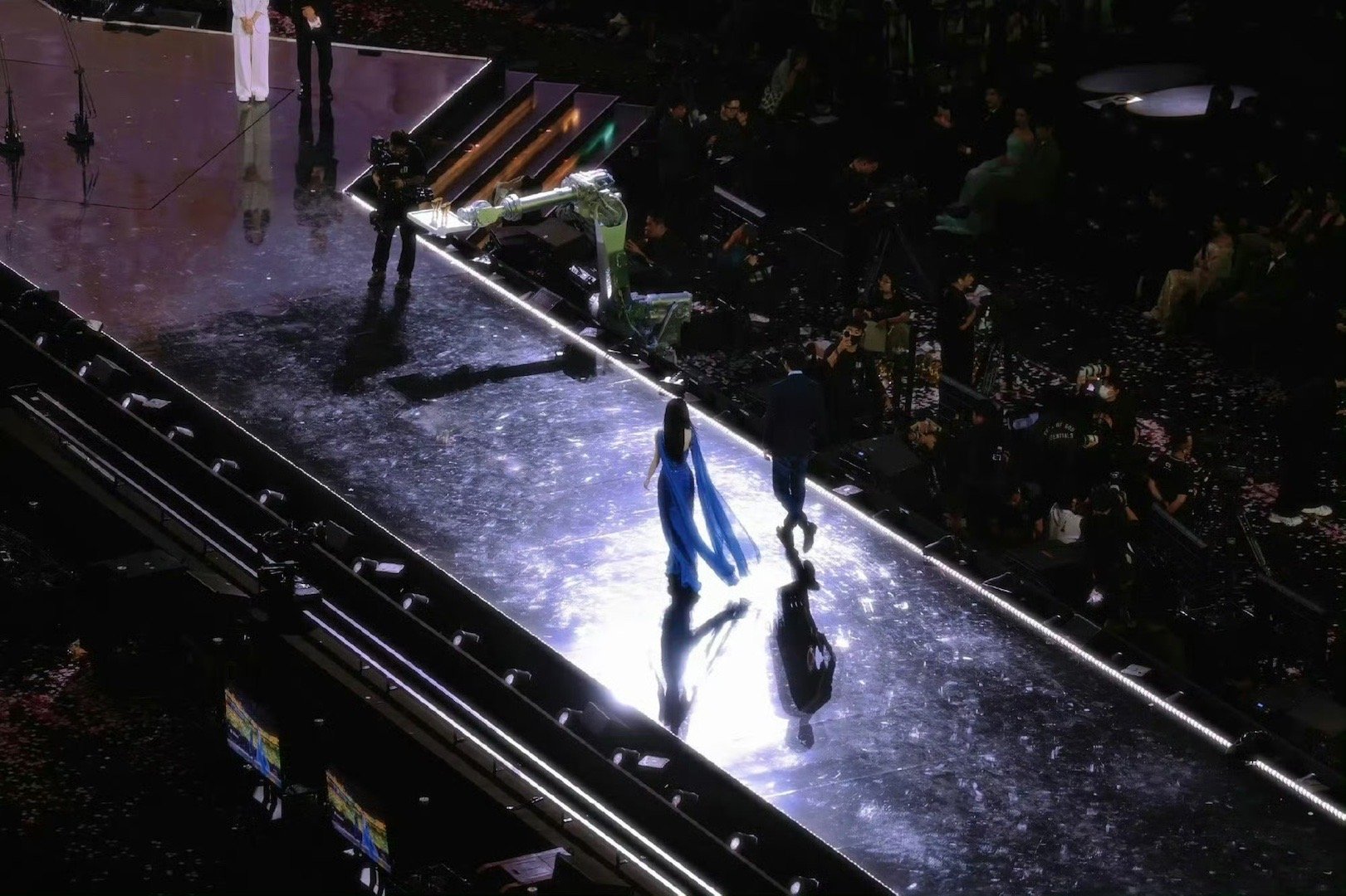 鞠婧祎山顶视角神图 总结：鞠婧祎的山顶神图，用最简洁的构图，传递了最丰盛的情感。