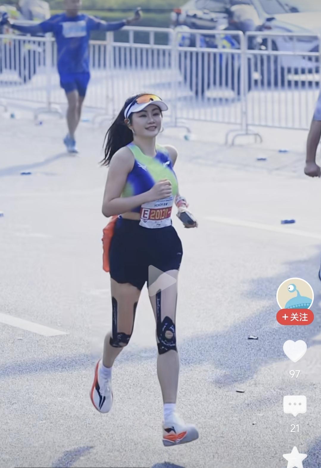 “地包天”流窜于各地马拉松赛场，用自己惨无人道的大E赛风拉低了整个“马拉松”这项