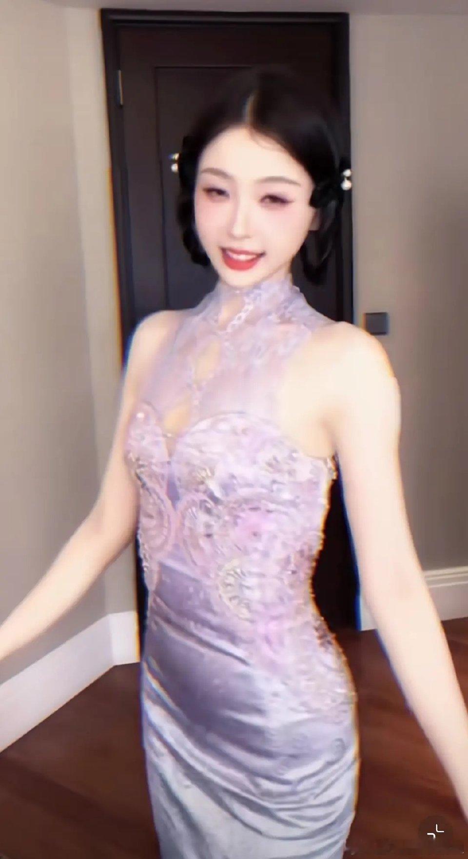 虞书欣这妆造对吗？网友回复，没身材还显老。。。 