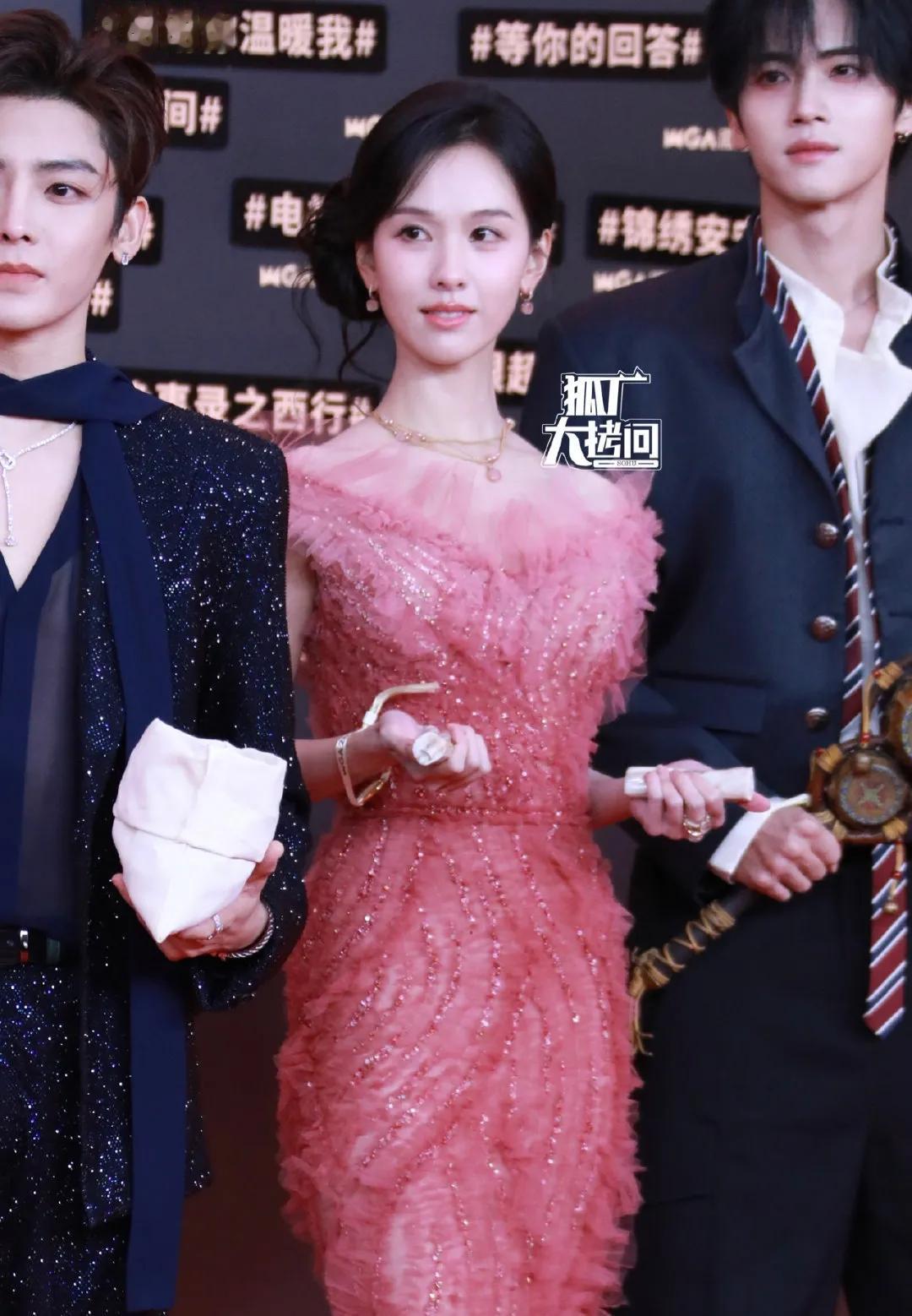 陈都灵侯明昊今日红毯造型，帅哥美女同框，太养眼了。
今天是粉粉嫩嫩，特别美的嘟嘟