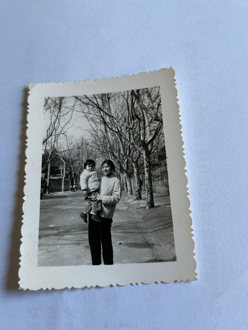 图片分享：1970年代本博妹妹抱着我女儿。 街道背景是上海余庆路。 