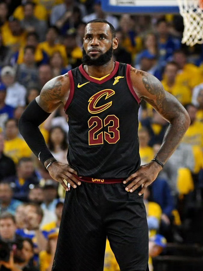 湖人三巨头变单核詹姆斯 梦回骑士？心疼老头