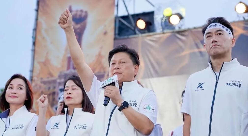 昨日“725反毒油”活动，傅崐萁讲话紧张，将10万人说成100万人

25日晚上