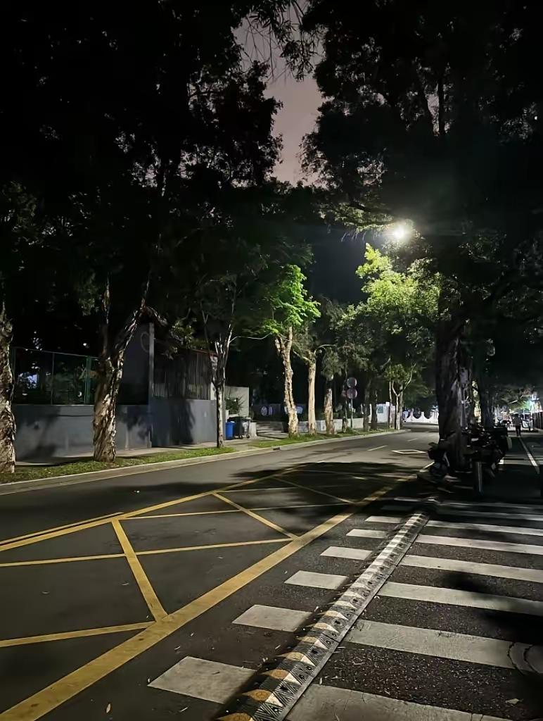 提醒大家一句，
都做好心理准备吧，
距离秋分只剩9天，短袖别再天天穿在身上硬扛。
