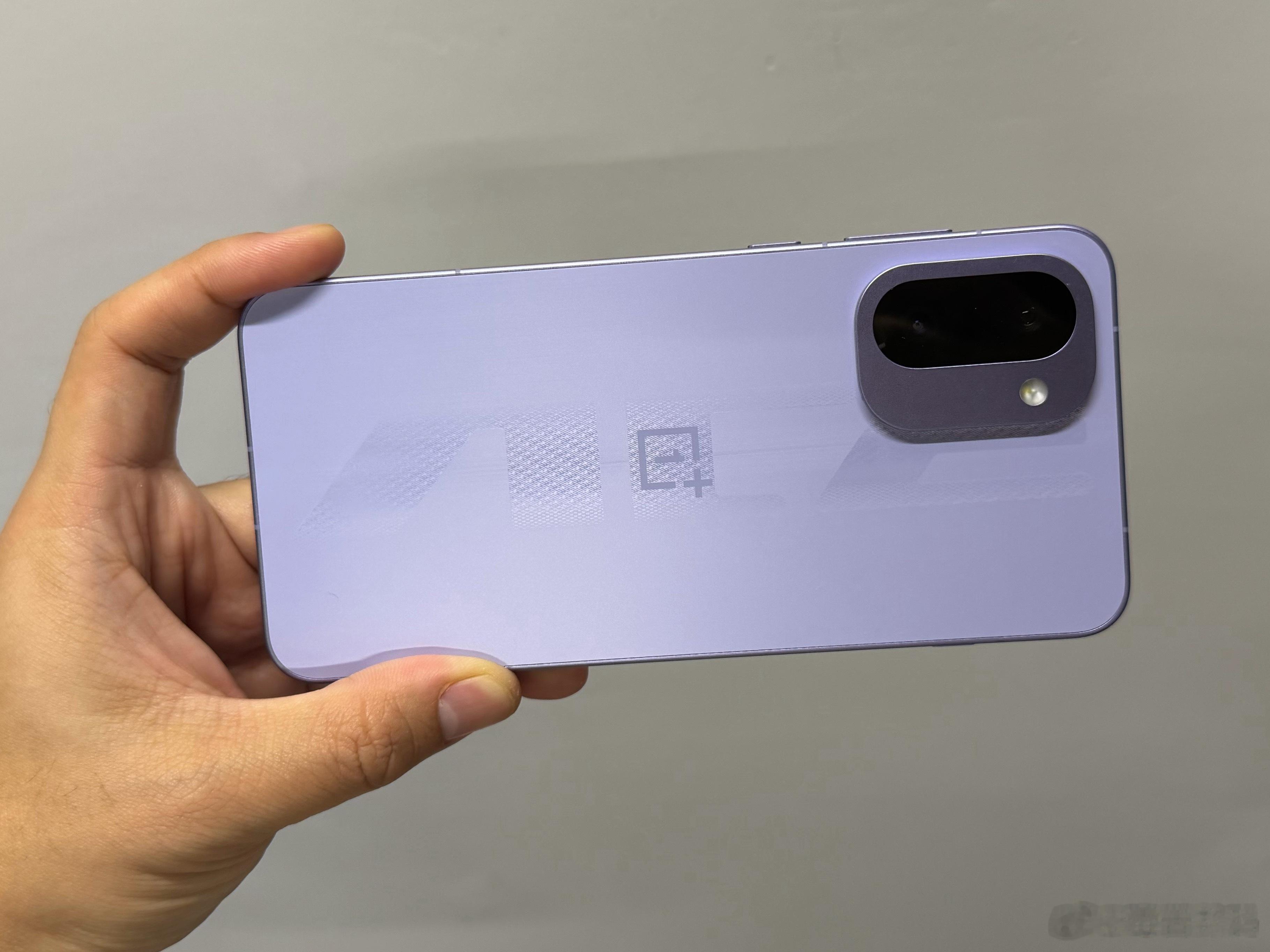 朋友邀我玩《和平精英》，我下意识去拿一加 Ace 6T，体验过165Hz就知道它