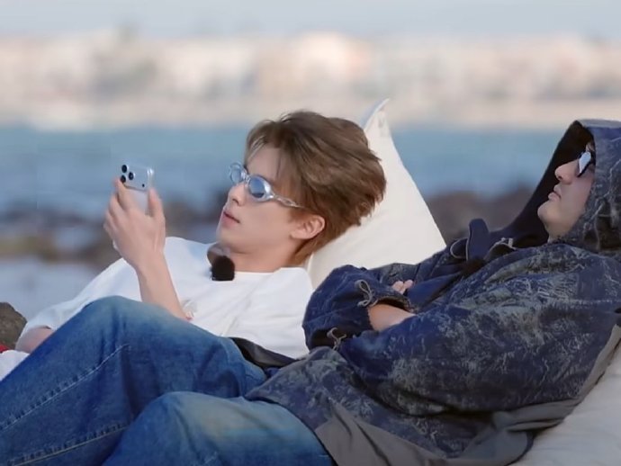 王鹤棣打电话秒变乖孙王鹤棣一给奶奶打电话，整个人瞬间就软下来了，酷哥秒变贴心乖孙