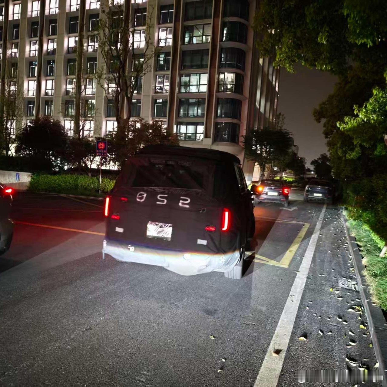 网友来稿，小米昆仑SUV尾灯光型露出上下都有光源的口字型，但中间连不连呢？