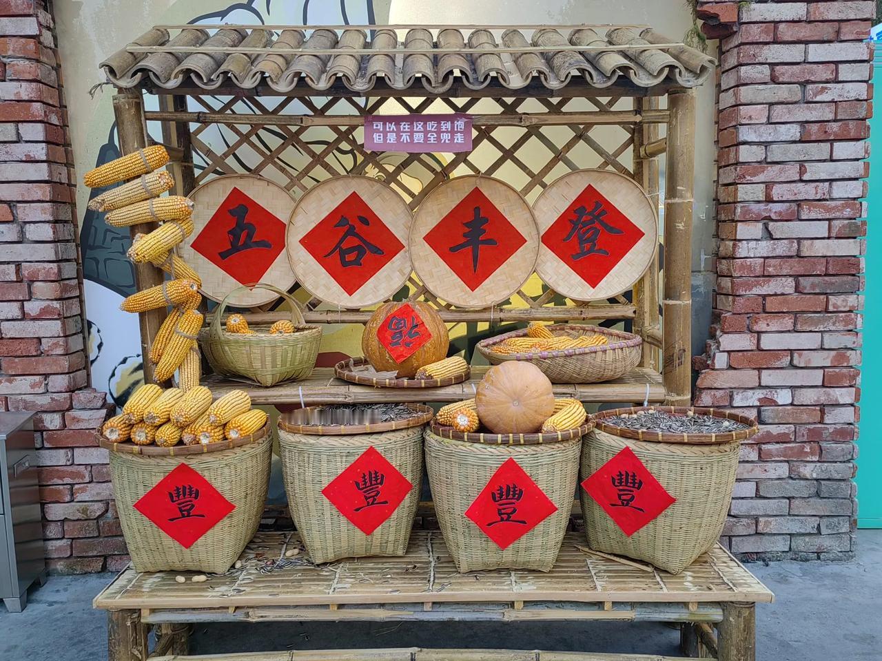 #秋日生活打卡季#
       秦皇小巷最早就是小吃一条街，扩建后虽然加入更多