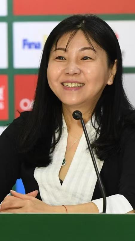 周继红，湖北武汉人，前跳水奥运冠军，国际泳联副主席、中国国家跳水队总教练 。19