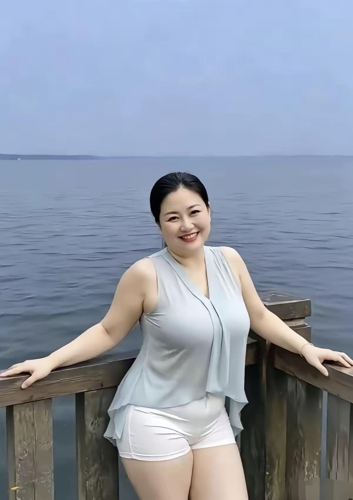 都这个年龄了，还有人要吗？六十一岁了，看着还不老。就是身体有些零件不那么好使，慎