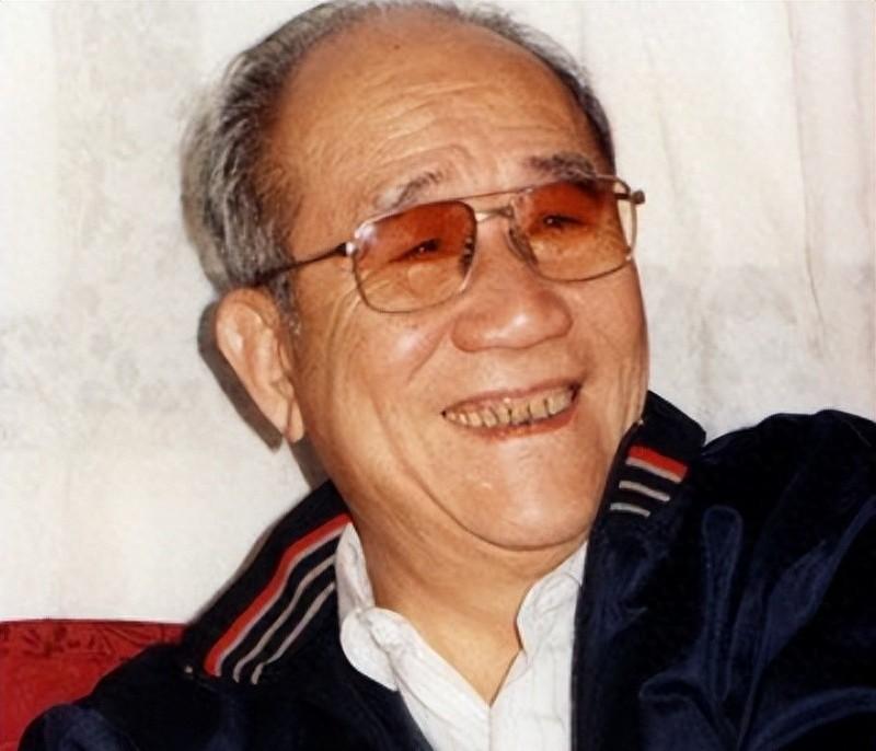 1950年，随着一夫一妻制的颁布，侯宝林召开家庭会议，看着泪流满面的三个老婆，最