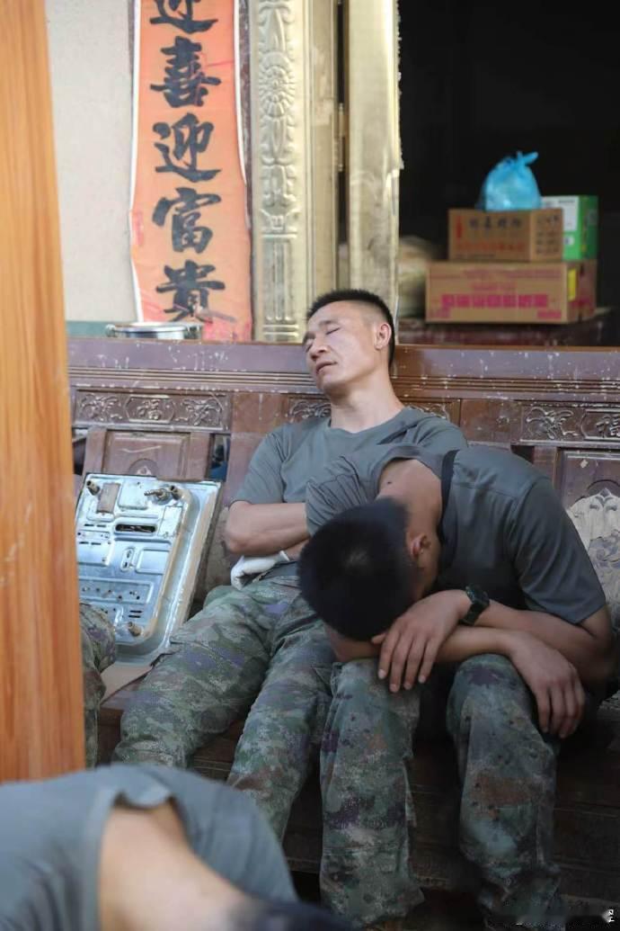 【战士们连夜清淤后席地而睡】7月10日零时许，空军官兵星夜驰援受灾严重的横州市校