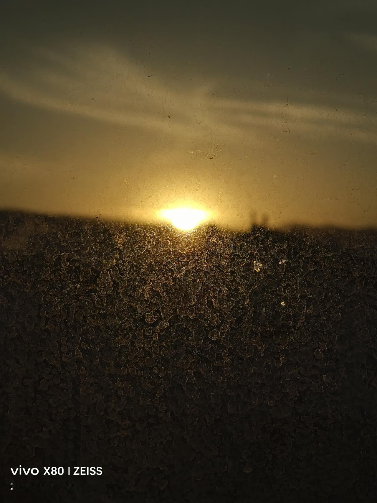 冬至日落时
今天冬至，白天日子最短的一天，太阳落山的时间是17点23分。从今天开