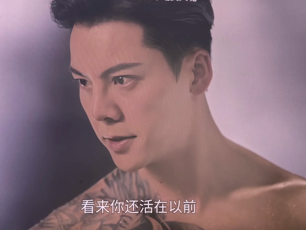健身果然没法规避斜方肌吗？不过陈伟霆的脸已经让人忽视他的斜方肌了。。。十年一点都