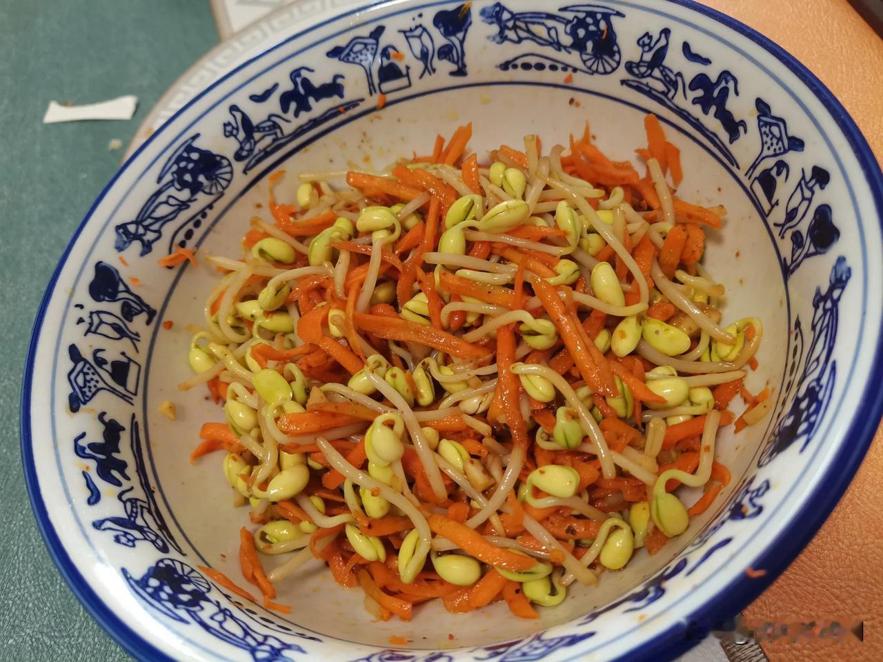 每天就发点儿吃吃喝喝吧，今天晚饭吃的是荞面饸烙，凉拌萝卜和黄豆芽。