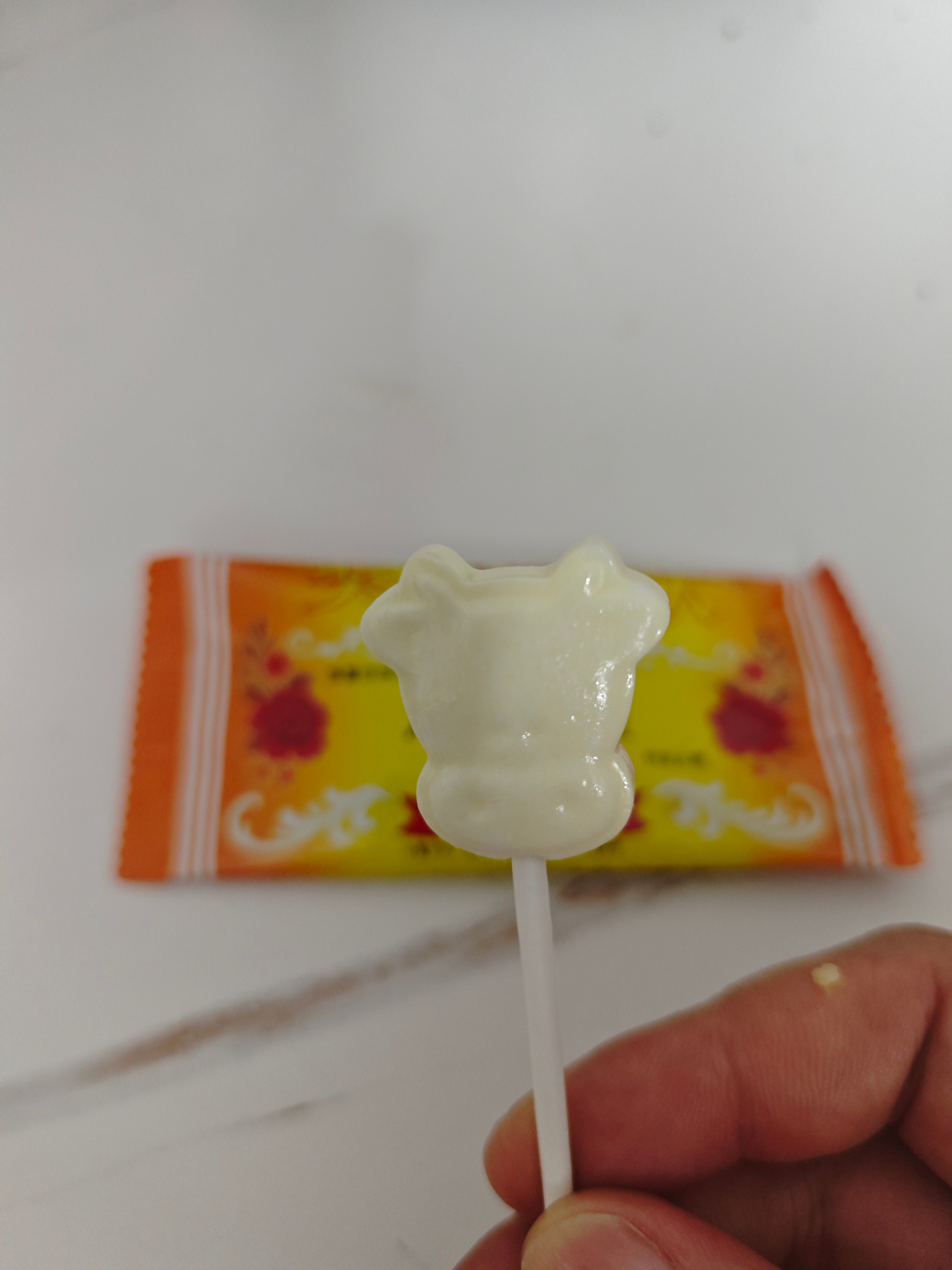 六一儿童节的礼物！奖状的包装，里面是一根棒棒糖！哈哈哈 