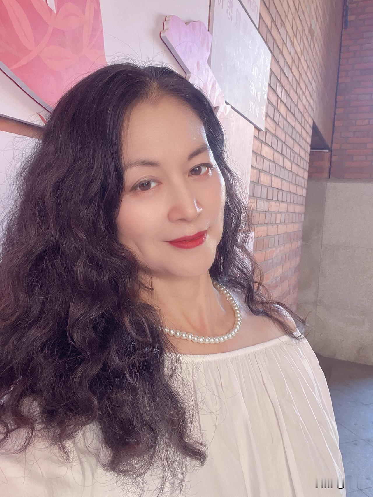 美颜相机照出来，不光能让脸蛋看得年轻漂亮，还能显得人瘦瘦的，真的是中老年妇女的神