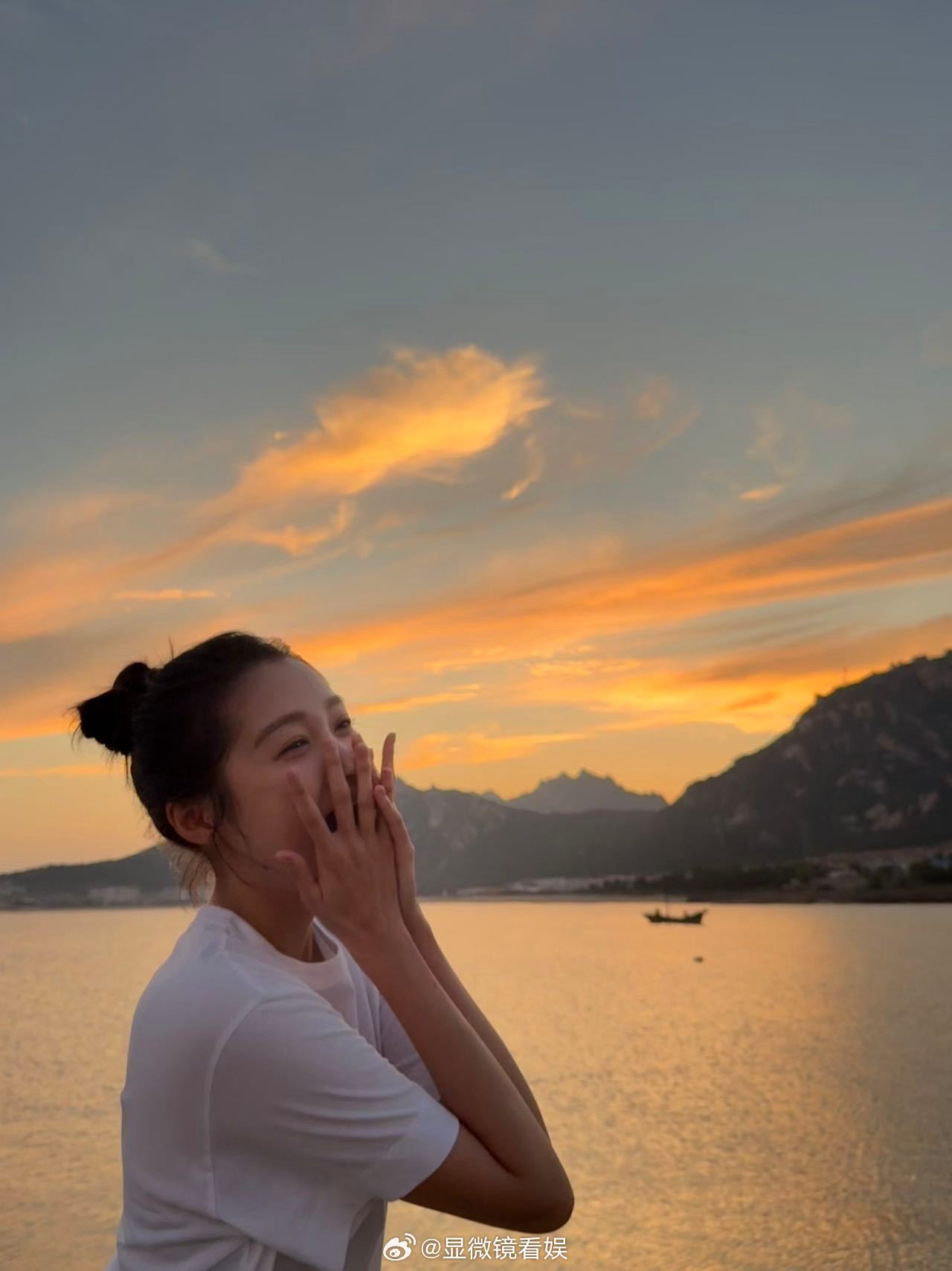 关晓彤发绝美夕阳 关晓彤八月的第一天营业，夕阳下的晓彤也太绝了，笑容比阳光还灿烂