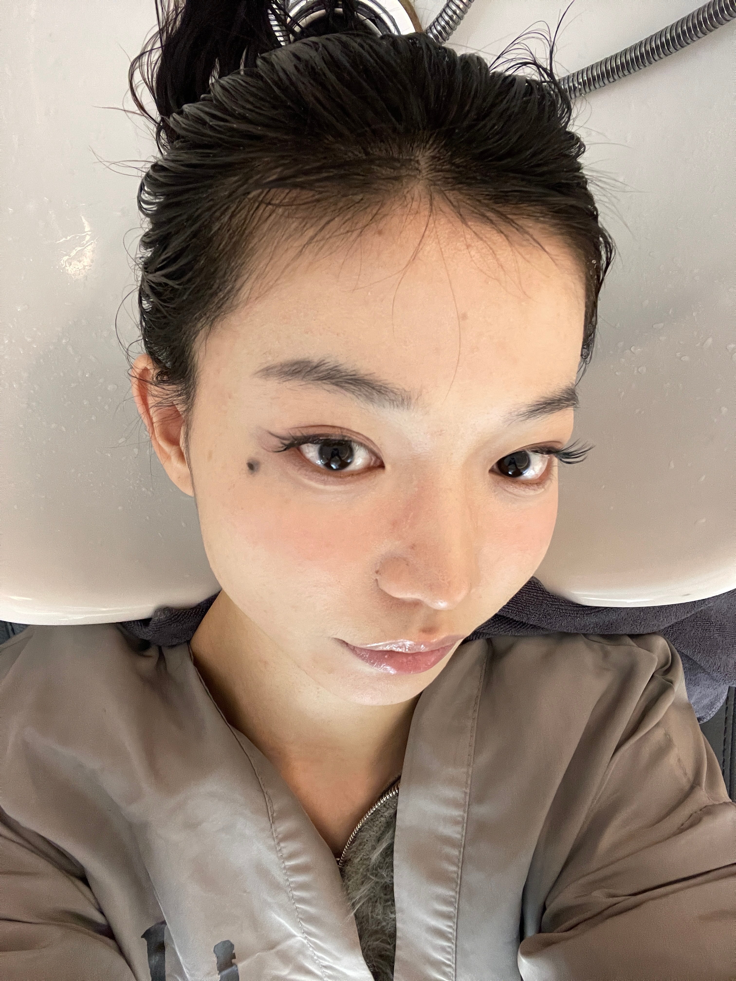 今天好忧伤 染了十个小时 想要一个奶茶灰棕色 最后染回棕色/ _ ; ​​​