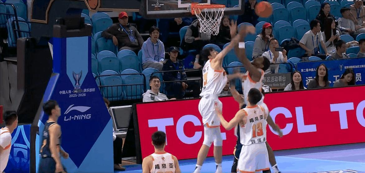 徐杰接王洪泽传球打成二加一，广东领先18分。cba俱乐部杯